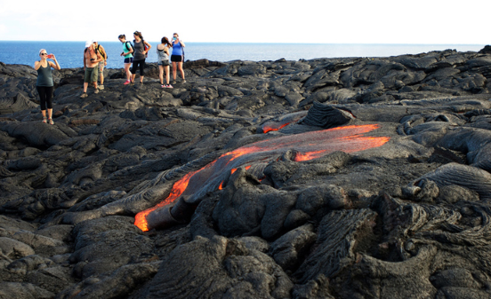 Du khách đi bộ quanh miệng núi lửa ở Hawaii trong khung cảnh hùng vĩ.