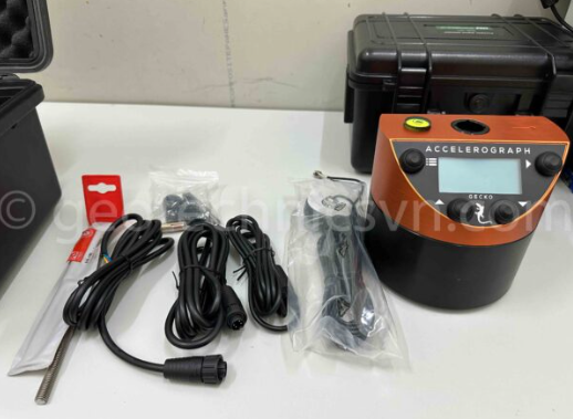 Các nhà khoa học đặt thiết bị đo địa chấn gần miệng núi lửa đang hoạt động.