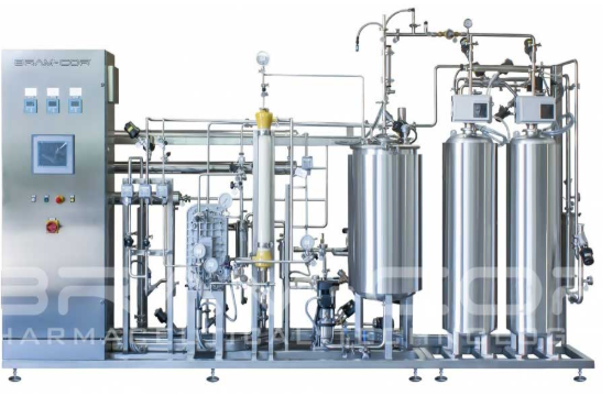 Hệ thống đường ống và bồn chứa nước cất trong nhà máy điện tử hiện đại.