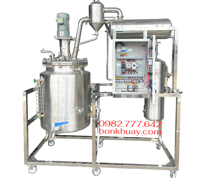 Máy chưng cất nước công nghiệp bằng inox, hơi nước bốc lên và ngưng tụ qua ống dẫn thủy tinh.