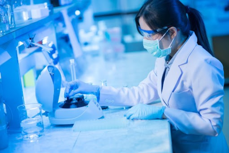 Ảnh tổng thể – chai nước cất, bàn thí nghiệm, và ánh sáng trắng tinh khôi biểu trưng cho sự tinh khiết.