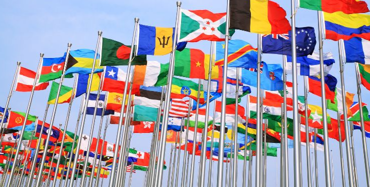 Hình ảnh lá cờ tung bay trên nền trời xanh tại một quốc gia châu Phi – biểu tượng cho khát vọng vươn lên của những nước nghèo nhất thế giới.