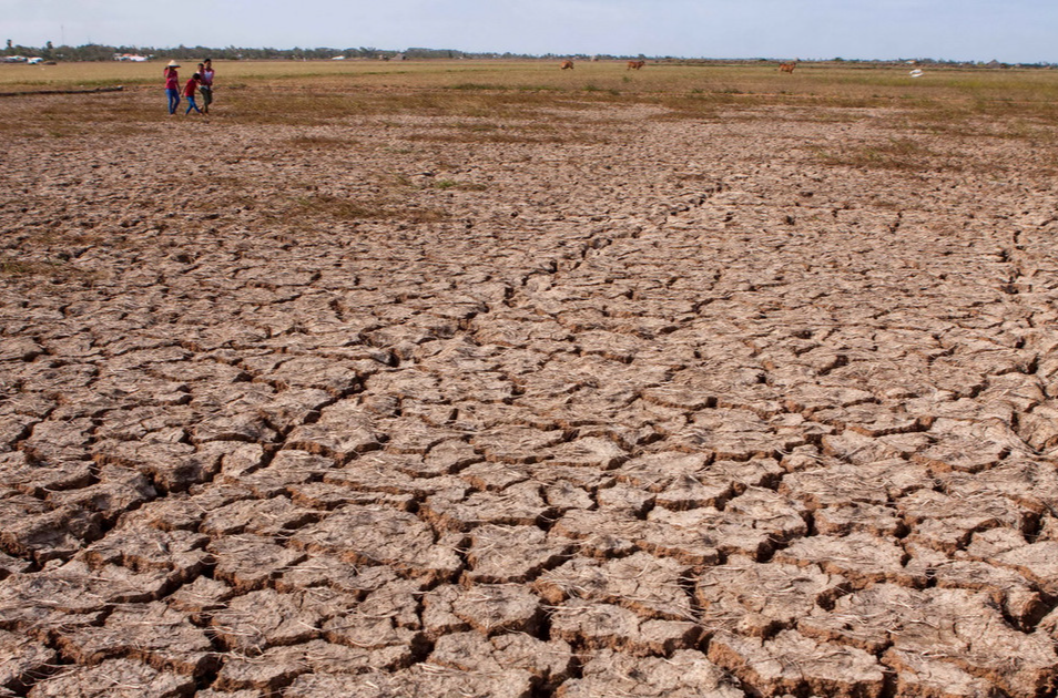 Cảnh đồng đất khô cằn, nứt nẻ dưới ánh nắng gay gắt – biểu tượng của sự khắc nghiệt tại những quốc gia nghèo nhất thế giới.