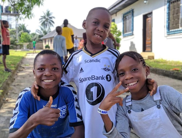 Gương mặt rạng rỡ của những đứa trẻ châu Phi đang nô đùa giữa nắng, biểu trưng cho niềm hy vọng giữa khó khăn.