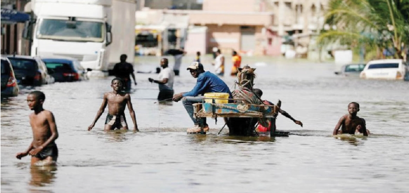 Cảnh người dân di tản sau một trận lũ lớn tại quốc gia nghèo ở châu Phi, thể hiện sự mong manh của đời sống.