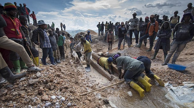 Cảnh khai thác mỏ vàng thủ công ở châu Phi, công nhân làm việc trong điều kiện nguy hiểm.