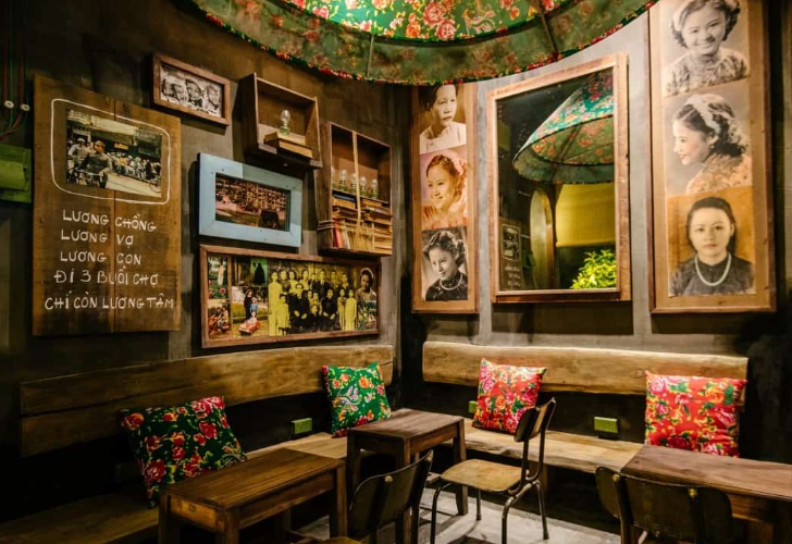 Không gian quán cà phê vintage ở Đà Nẵng, bàn gỗ cũ, tường gạch, ánh đèn vàng ấm.