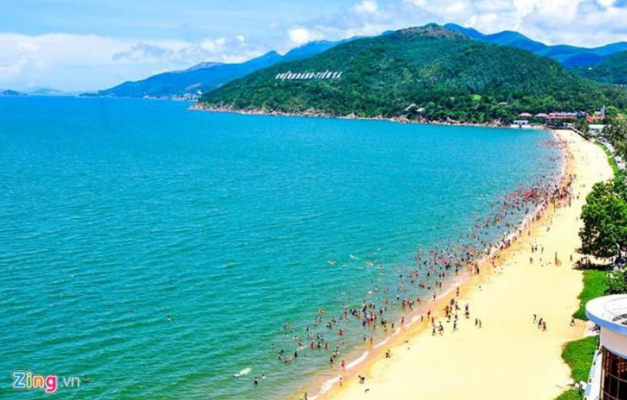 Biển Quy Nhơn xanh trong, bãi cát mịn trải dài dưới ánh nắng sớm.