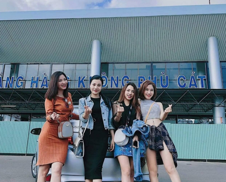 Du khách tại sân bay Phù Cát chuẩn bị di chuyển về trung tâm thành phố Quy Nhơn.