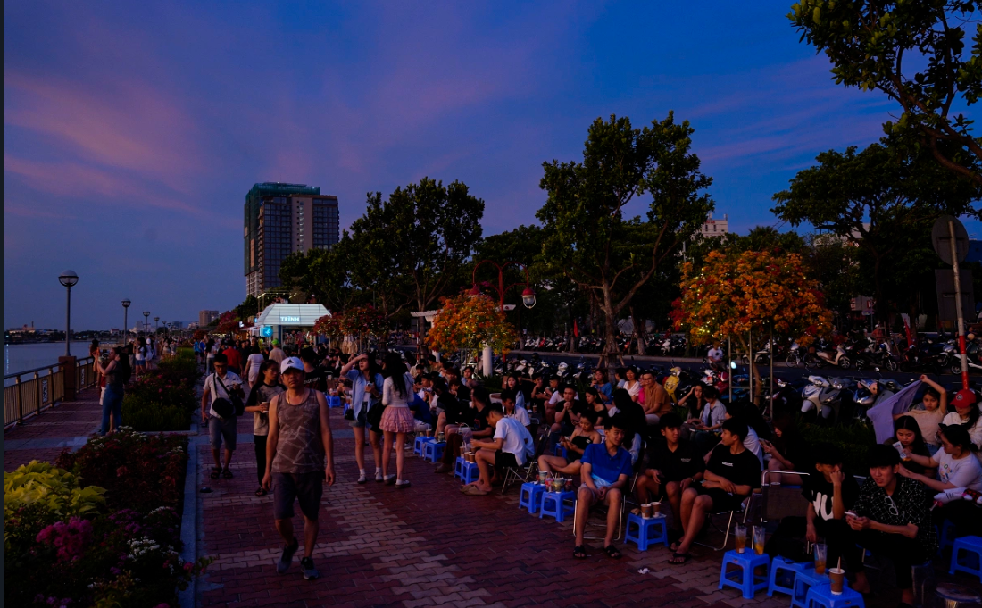 Góc quán cà phê nhỏ ven sông Hàn, hơi nước bốc lên từ ly cà phê nóng trong đêm đông.