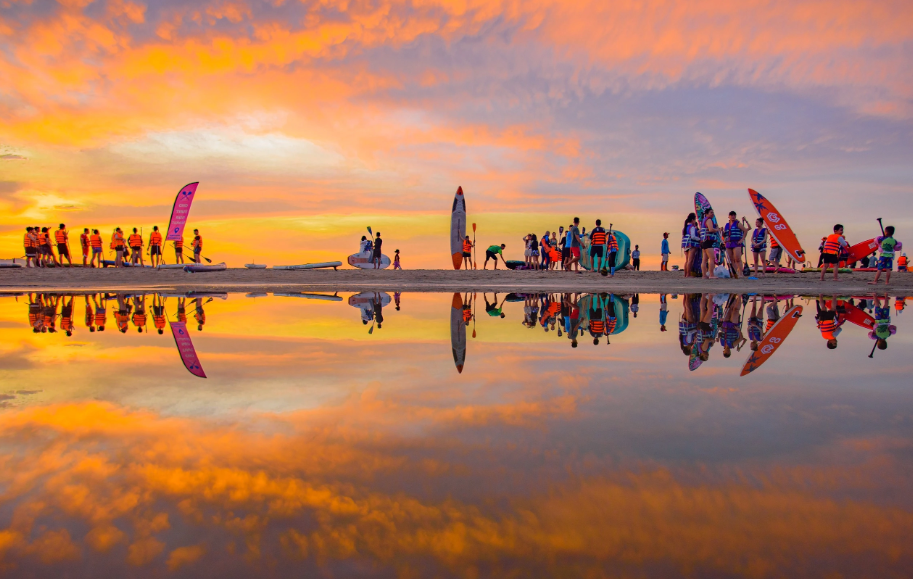 Bình minh trên bãi biển Đà Nẵng trong buổi sáng tháng 12, mặt trời ló rạng qua làn sương mỏng.