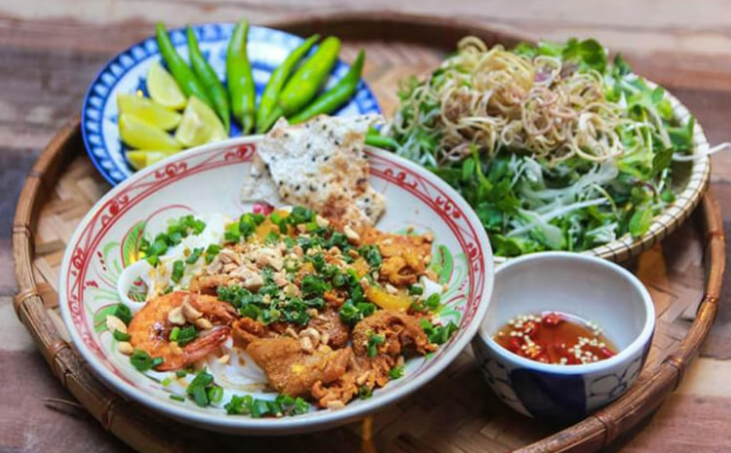 Bát mì Quảng nghi ngút khói bên quán nhỏ trên phố Nguyễn Chí Thanh trong đêm lạnh.