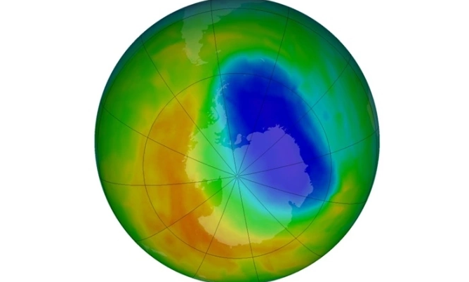 Hình ảnh đồ họa thể hiện “lỗ thủng tầng ozon” phía trên Nam Cực, với gam màu xanh đậm ở vùng ozon mỏng.