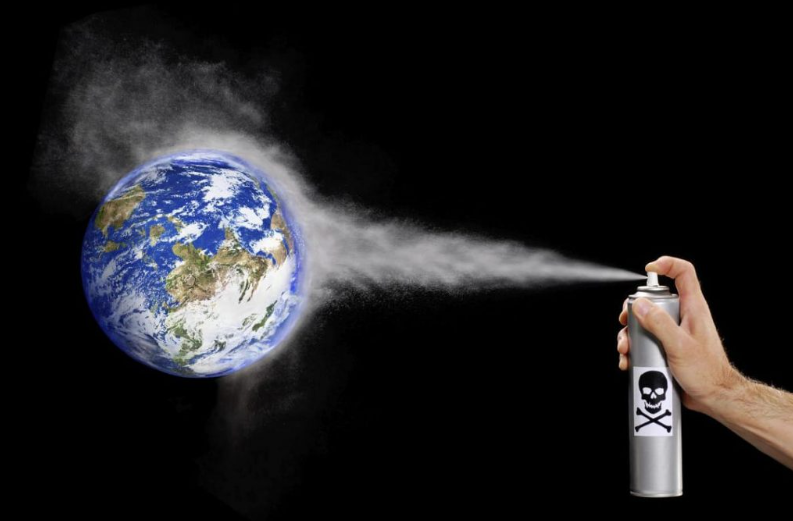 Hình minh họa các nguồn phát thải CFC từ công nghiệp, bình xịt, và thiết bị làm lạnh thoát khí vào bầu trời.