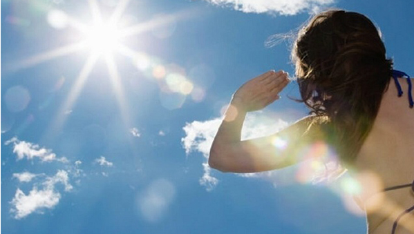 Ánh nắng mặt trời chiếu xuống Trái Đất, hiển thị các tia sáng biểu trưng cho tia cực tím.