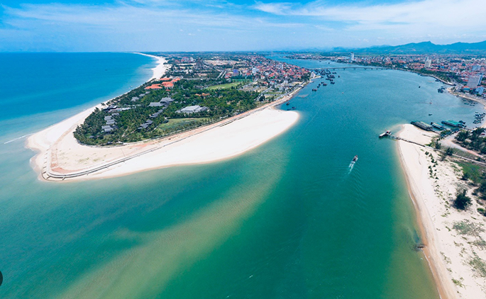 Bãi Biển Cẩm Lệ – Điểm Đến Hoang Sơ Mang Vẻ Đẹp Khiến Bạn Say Đắm