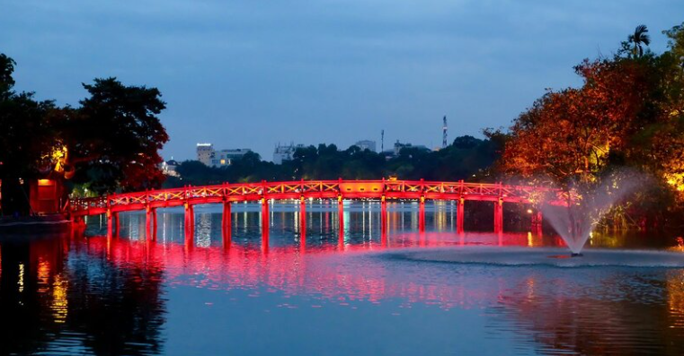 Cầu Thê Húc – Biểu Tượng Rực Đỏ Giữa Trái Tim Hà Nội