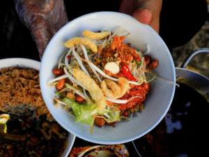 Cơm Hến Huế – Món Ăn Dân Dã Mang Đậm Hồn Cố Đô