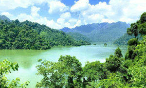 Hồ Ba Bể: Khám Phá Vẻ Đẹp Hùng Vĩ Và Bình Yên